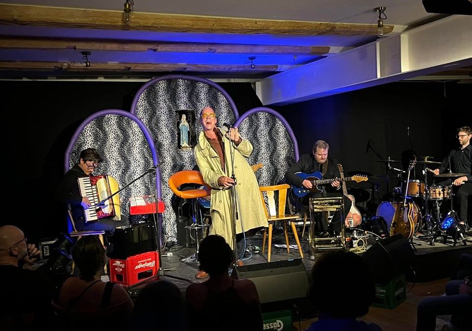 Mai 2022 – JO STRAUSS mit Band – Tiefschwarzgründiges Musikkabarett vom Philosophie-Kommissar